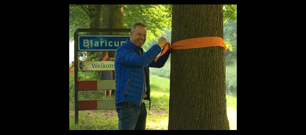 Wessel doet lintje om boom