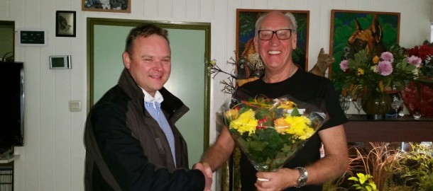 De heer Vos neemt verrast de bos aan van Elmer Benjamin